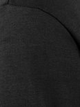Détail du tissu noir du sweatshirt STØRVIK, tricoté.