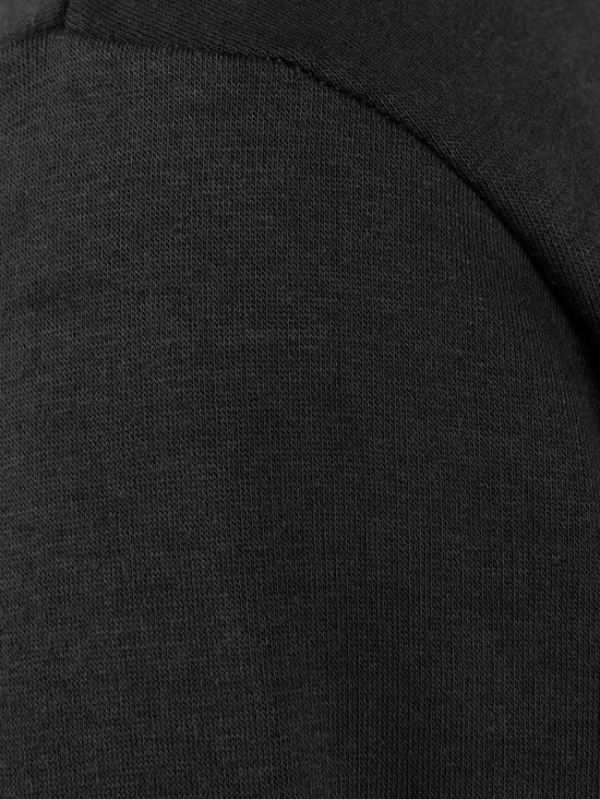 Détail du tissu noir du sweatshirt STØRVIK, tricoté.