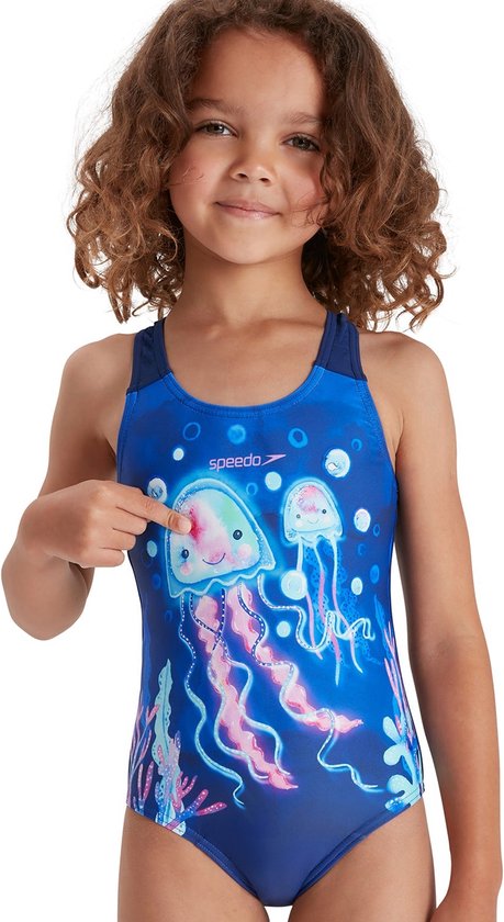 Donkerblauw Speedo badpak met een print van roze kwallen, bubbels en zeewier. Een meisje wijst naar een kwallenprint op het badpak.