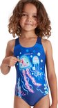 Donkerblauw Speedo badpak met een print van roze kwallen, bubbels en zeewier. Een meisje wijst naar een kwallenprint op het badpak.