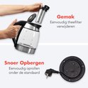 Glazen waterkoker, close-up van het verwijderen van het theefilter en de snoeropbergruimte.