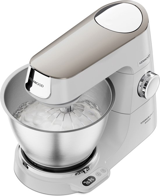 Robot pâtissier Kenwood blanc avec bol inox, fouettant de la crème.
