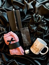 Dames Geschenkset - Cozy Evening - Cadeau voor haar - Giftbox for woman - Luxe verpakking-  Mok - Thee - XXL Scrunchie- Sokken- Notitieboek - Magneetdoos - Your Mini Story