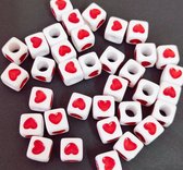 100 Stuks Acryl Kralen Wit Vierkant Rode Hartjes (5mm) - Letterkralen - Kralen Hart Rood