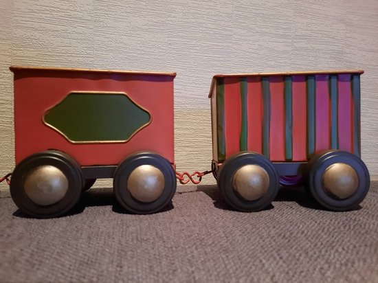 trein met 2 wagonnen in rood en groen ijzer 58cm x 12cm x 16cm decoratie