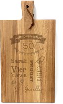 Stoer landelijk snijplankje-borrelplankje met tekst gravure SARAH. Een origineel cadeau voor iemand die 50 jaar wordt. Het formaat is 20x30cm excl. handvat.