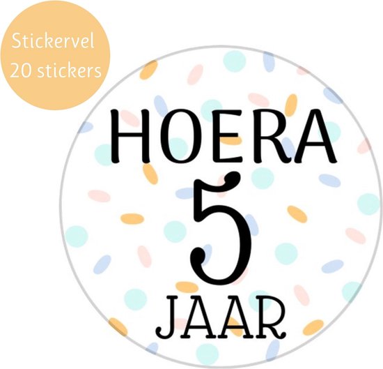 Sticker "HOERA 5 JAAR" met pastelkleurige confetti. Sticker vel van 20 stickers.
