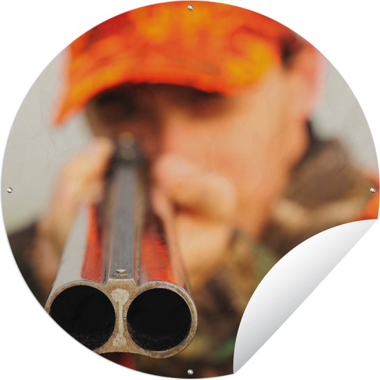 Tuincirkel Een close-up van een jager die zijn geweer op de camera richt - 90x90 cm - Ronde Tuinposter - Buiten