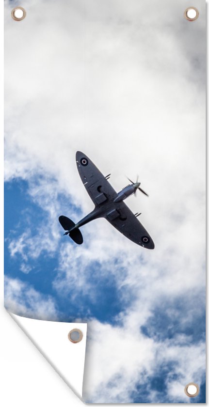 Tuinposter Spitfire vliegtuig tegen een wolkenlucht - 30x60 cm - Tuindoek - Buitenposter