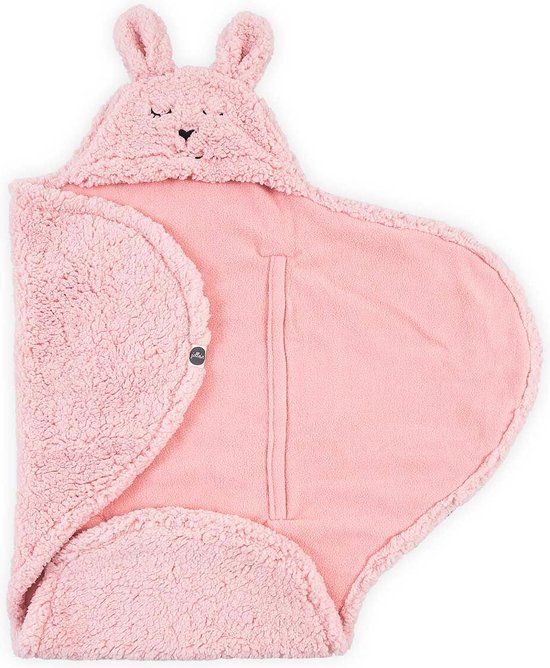Roze baby wikkeldeken met konijnenoren, geborduurde ogen en neus, met drukknoopsluiting.
