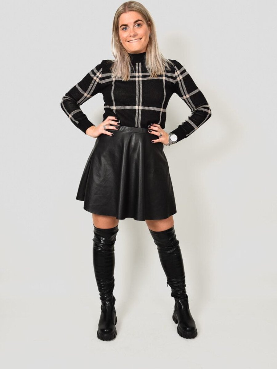 <p>Deze Checkered trui met vlakken is van een super mooie kwaliteit. Het is een wat dunnere trui met een opstaande boord. Ideaal in combinatie met een rok of broek. Netjes of doordeweeks, het kan allemaal met de Fleur trui.<br /><br /><strong>Lengte van het model: </strong>1,71 meter<strong><br />Het model draagt maat:</strong> S/M<br /><strong>Maatadvies: </strong>valt normaal<br /><strong>Materiaalsamenstelling: </strong>100% viscose<strong><br /></strong><strong>Wasvoorschrift:</strong> 30 graden</p> - 0