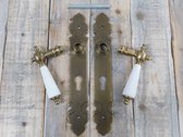 1 set antieke deur hardware: 2 x deurkruk met porseleinen handgrepen in antiek wit, 2 backplates, messing gepatineerd, PZ92