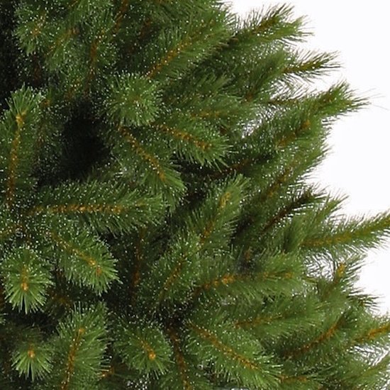 Gedetailleerde close-up van de groene, besneeuwde naalden van een kunstkerstboom.