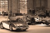 Dibond - Auto - Oldtimer in garage - kleur taupe / beige / bruin - 100 x 150 cm