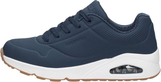 Blauwe Skechers sneaker met perforaties, witte zool en bruine loopzool.