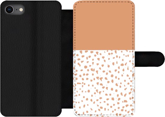 Bookcase Geschikt voor iPhone 7 telefoonhoesje - Stippen - Oranje - Wit - Met vakjes - Wallet case met magneetsluiting