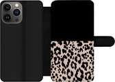 Bookcase Geschikt voor iPhone 13 Pro Max telefoonhoesje - Panterprint - Dieren - Zwart - Met vakjes - Wallet case met magneetsluiting