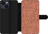 Bookcase Geschikt voor iPhone 13 Mini telefoonhoesje - Stippen - Zwart - Oranje - Met vakjes - Wallet case met magneetsluiting