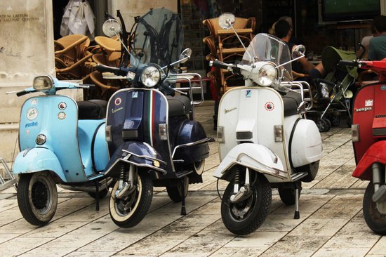 Dibond - Scooter - Vespa in wit / blauw / zwart - 100 x 150 cm