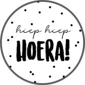 25 x Cadeausticker Hieperdepiep Hoera - Sluitsticker - Traktatiesticker - Wensetiket - rond 40mm - Wit Zwart - 20 stuks