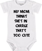 Baby Rompertje met tekst 'My mom thinks she's in charge, thats too cute' | Korte mouw l | wit zwart | maat 62/68 | cadeau | Kraamcadeau | Kraamkado