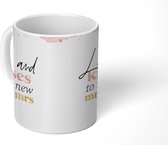 Mok - Koffiemok - Bruiloft - 'Love and kisses to the new Mr & Mrs - Quotes - Spreuken - Mokken - 350 ML - Beker - Koffiemokken - Theemok - Mok met tekst