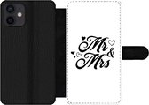 Telefoonhoesje Geschikt voor iPhone 12 telefoonhoesje - Spreuken - 'Mr & Mrs' - Hart - Quotes - Met vakjes - Wallet case met magneetsluiting