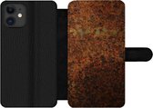Bookcase Geschikt voor iPhone 11 telefoonhoesje - Metaal - Groen - Roest print - Met vakjes - Wallet case met magneetsluiting