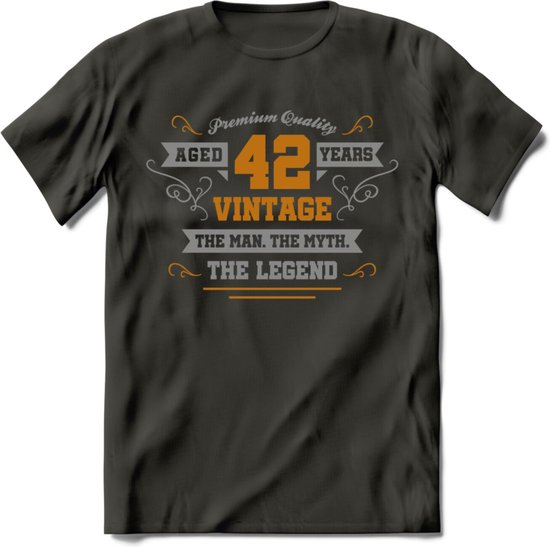 42 Jaar Legend T-Shirt | Goud - Zilver | Grappig Verjaardag Cadeau | Dames - Heren | - Donker Grijs - XL