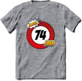 74 Jaar Hoera Verkeersbord T-Shirt | Grappig Verjaardag Cadeau | Dames - Heren | - Donker Grijs - Gemaleerd - M