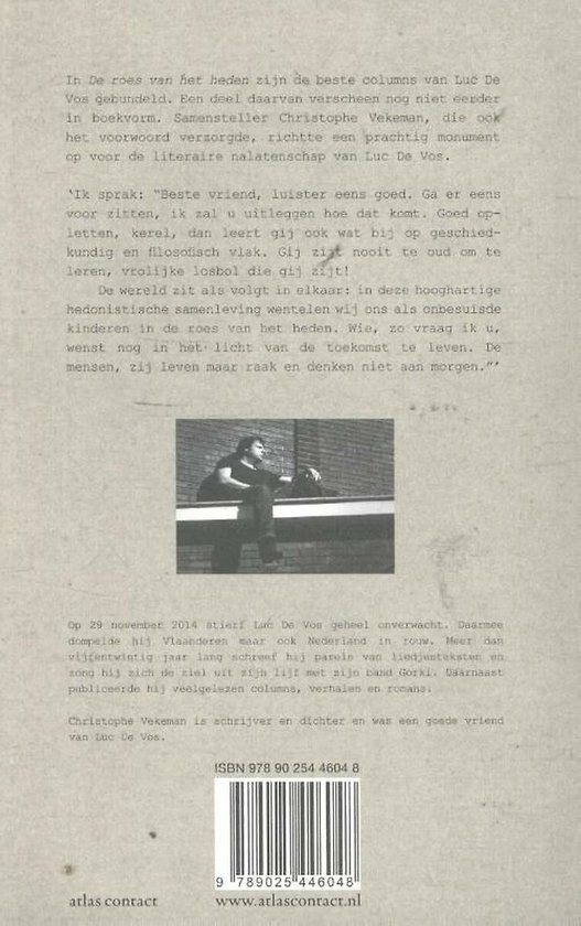 Zwart-wit foto van een man die op een stoel zit, leunend op een tafel. Achtergrond met tekst. ISBN 978 90 254 4604 8.
