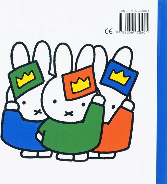 Drie konijntjes met blauwe, groene en oranje kleding die vierkante hoofddeksels met een kroon dragen.
