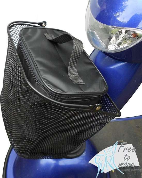Zwarte mandtas met handvat in een zwarte mand van een blauwe scootmobiel.