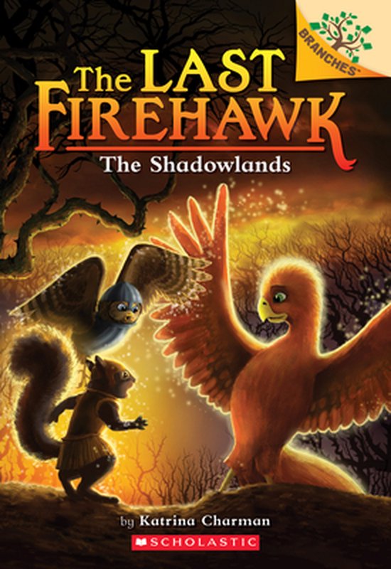 Boekomslag met een eekhoorn, een uil en een vuurvogel in een donker bos. Titel: The Last Firehawk, The Shadowlands.