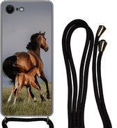 Hoesje met koord Geschikt voor iPhone SE 2020 - Dieren - Paarden - Veulen - Siliconen - Crossbody - Backcover met Koord - Telefoonhoesje met koord - Hoesje met touw