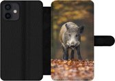 Bookcase Geschikt voor iPhone 12 Mini telefoonhoesje - Wild dier - Bos - Herfst - Met vakjes - Wallet case met magneetsluiting