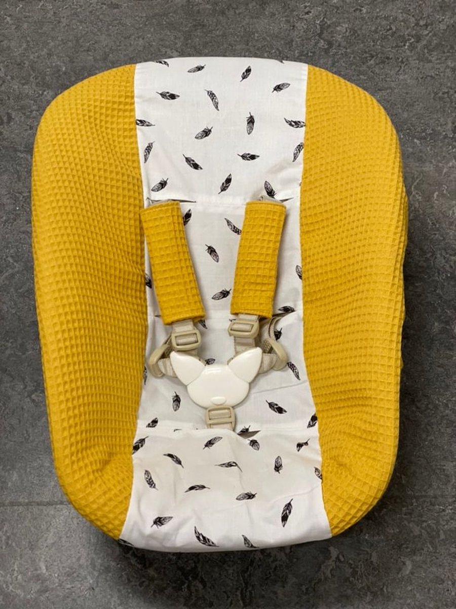 stokke newborn hoes okergeel kleine veertjes