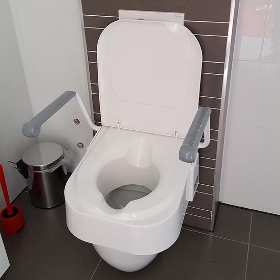 Toilet met witte verhoger en grijze armleuningen, voorzijde.