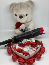 Teddybeer met chocolade hart - Valentijnscadeau - Knuffelbeer - Rozen - Vriendin - Valentijn cadeau