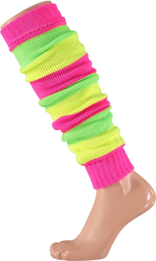 Roze en fluorgroene gestreepte beenwarmers op een mannequinvoet.