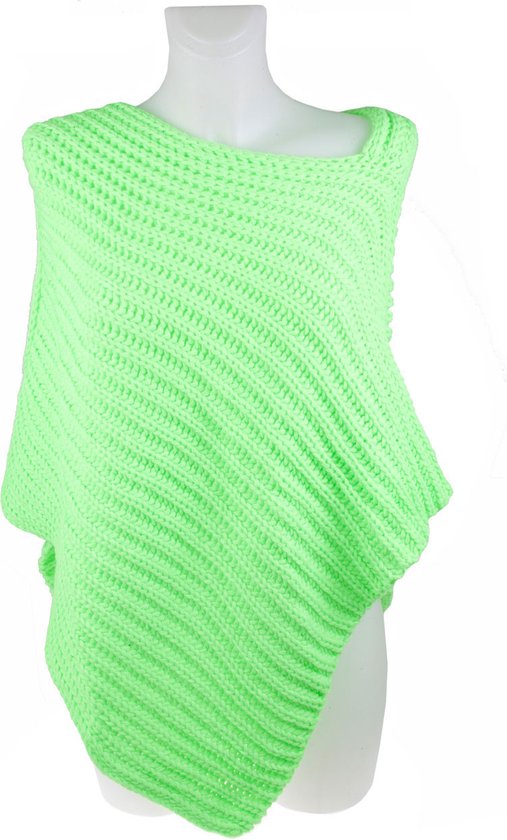 Felgroene gebreide poncho gedrapeerd over een paspop.