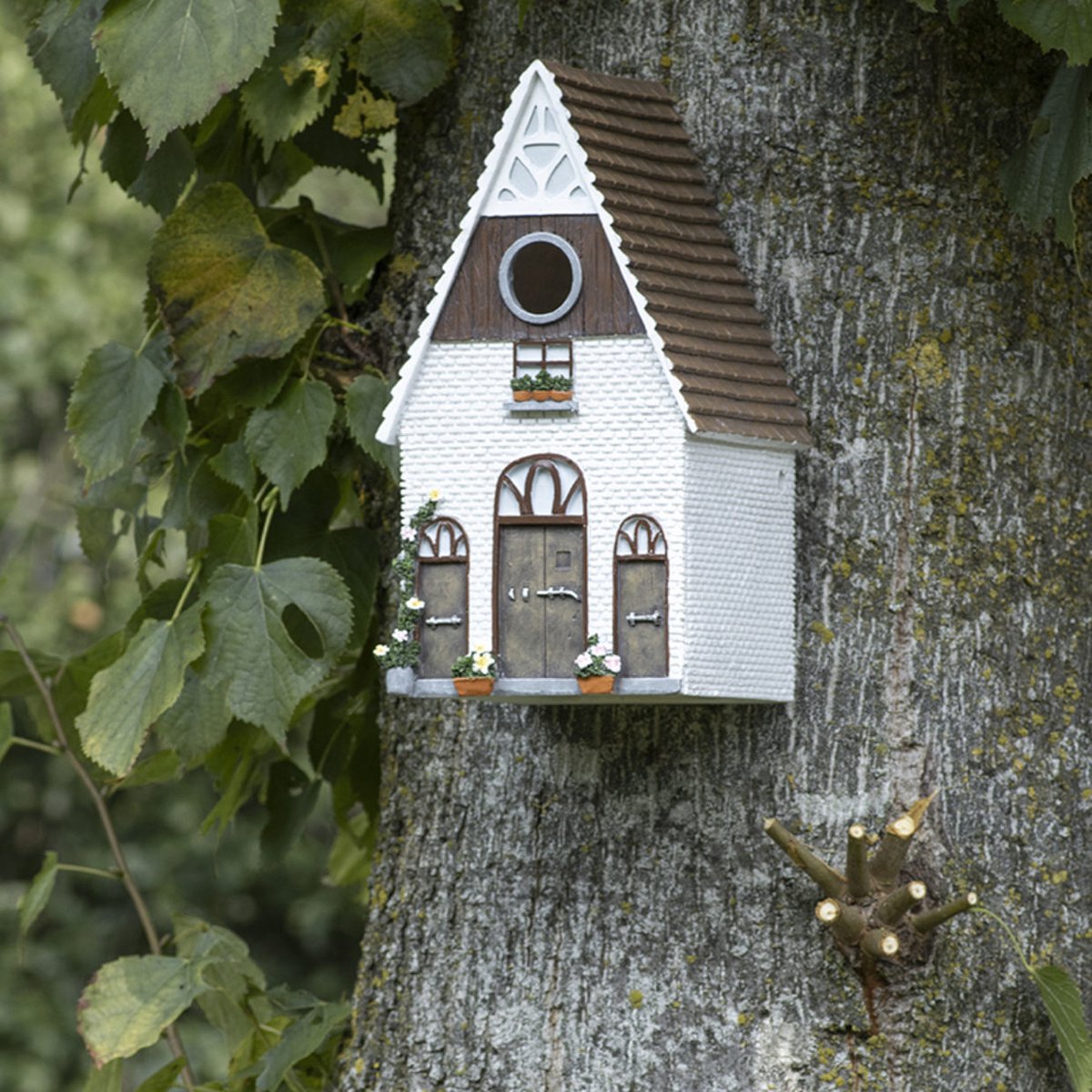 Nestkast boerderij 24.7 cm hoog - nestkast - vogelhuis - nestkastje - vogelhuisje - voederhuis - polyresin - triplex - tuinfiguur - tuindecoratie - tuinaccessoire - lente - zomer - collectie - geschenk - cadeau - gift - verjaardag - tuinieren