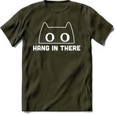 Hang In There - Katten T-Shirt Kleding Cadeau | Dames - Heren - Unisex | Kat / Dieren shirt | Grappig Verjaardag kado | Tshirt Met Print | - Leger Groen - XL