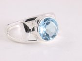 Opengewerkte zilveren ring met blauwe topaas - maat 17.5