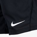 Zwarte Nike shorts met een wit Nike logo op de zijkant.