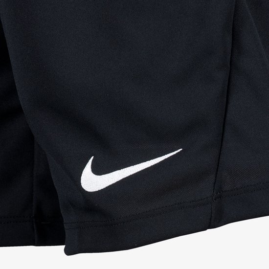 Zwarte Nike shorts met een wit Nike logo op de zijkant.