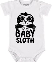 Baby Rompertje met tekst 'Baby sloth' |Korte mouw l | wit zwart | maat 50/56 | cadeau | Kraamcadeau | Kraamkado
