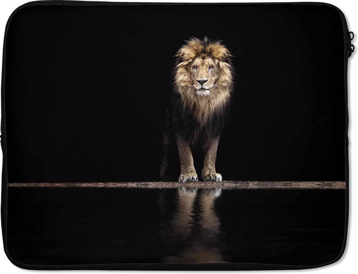 Laptophoes 15.6 inch - Leeuw - Water - Portret - Laptop sleeve - Binnenmaat 37x26 cm - Zwarte achterkant