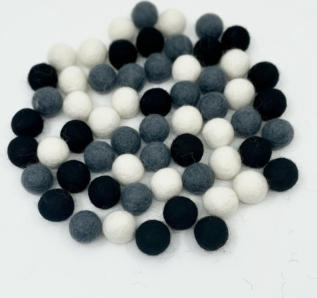 MooiVilt - viltballetjes - 70 stuks - kleurenmix - zwart - wit - donkergrijs - 2,2cm - hobby - wolvilt - handwerk - creatief - Fairtrade