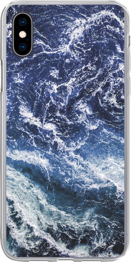 Coque de téléphone transparente avec un imprimé de mer bleue agitée, présentée verticalement.